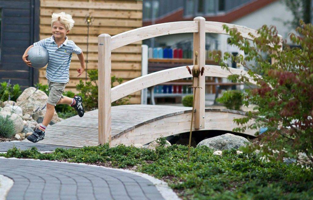 Dekorative Holzbrücke