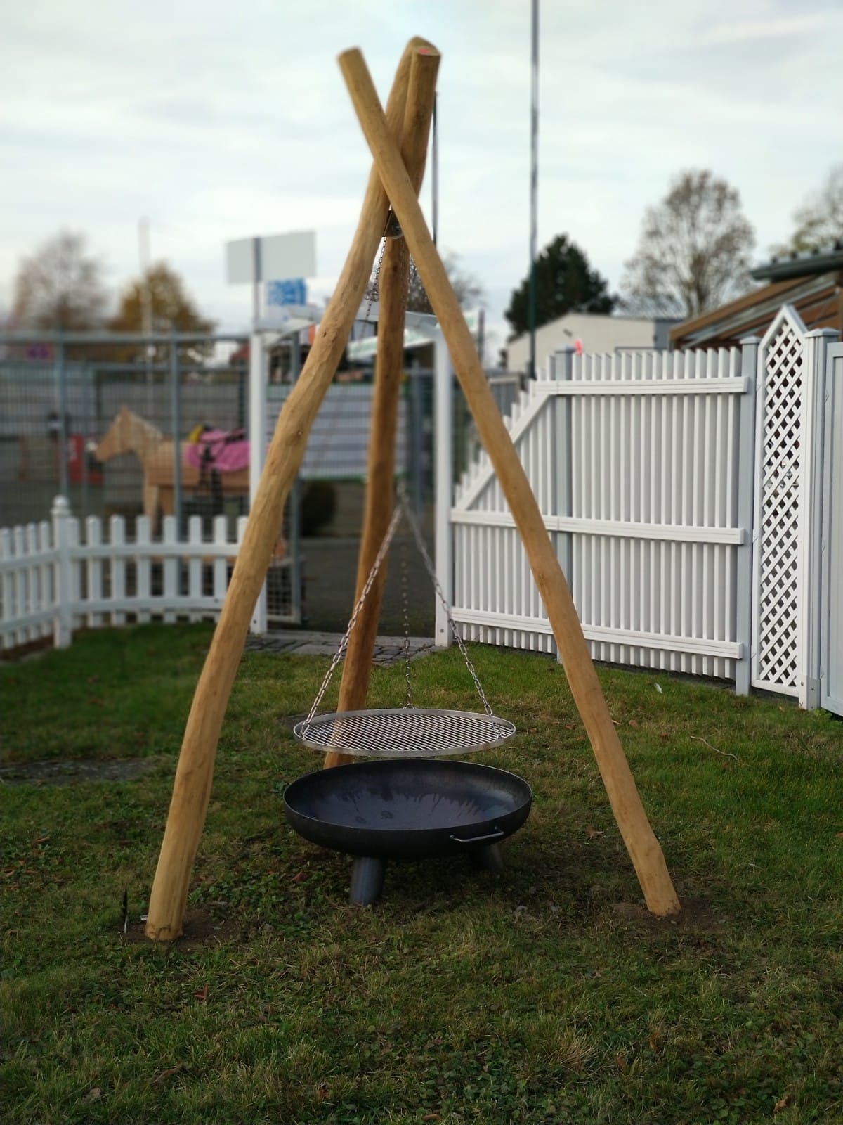 Schwenkgrill Robinienholz