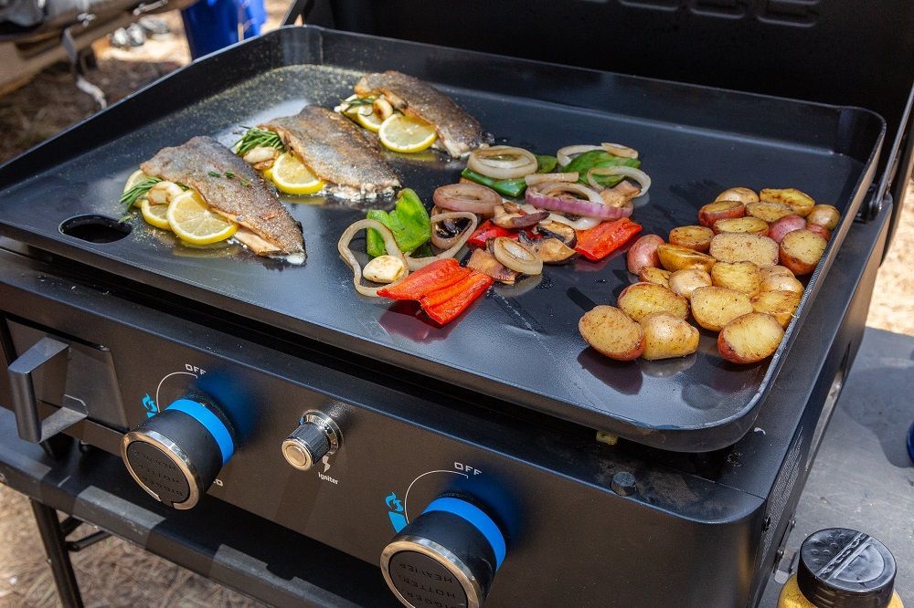 Plancha Grillplatte auf Gasgrill von Pit Boss