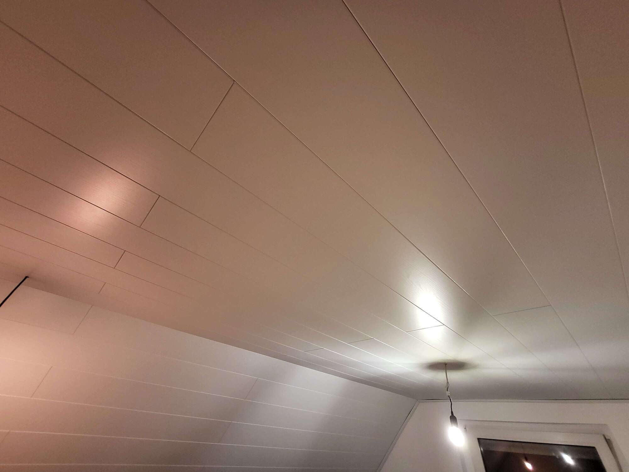 Meister Deckenvertäfelung an einer Decke mit Dachschräge 