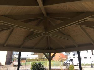 Pavillon Blick unters Dach