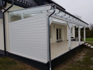Terrassenüberdachung mit Markise, weiß lackiert