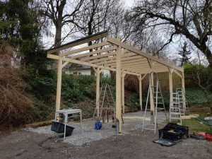 Carport für ein Wohnmobil im Bau
