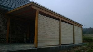 Carport aus Holz, schlichte aber akurate Bauweise