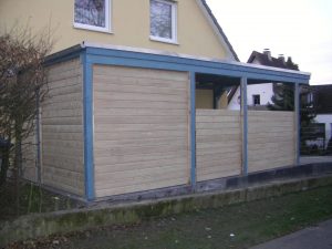 Carport in hellen Farbtönen gehalten