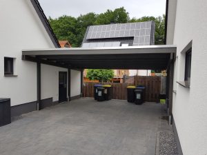 Carport zwischen 2 Häusern