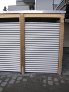 Holzcarport mit Stahlverkleidung und Tür nach Maß