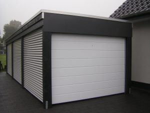 Ansprechender Carport mit Sektionaltor als Garage
