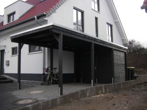 Dunkel lasierter Carport mit Abstellraum
