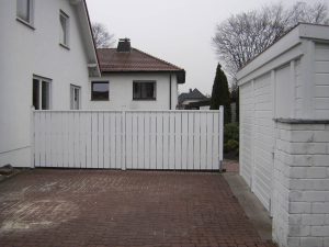Sichtschutz aus Holz in Weiß