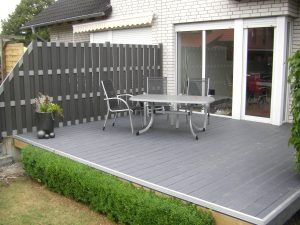 WPC-Terrasse und Sichtschutz