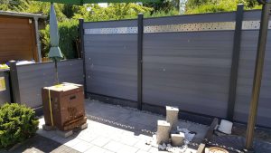 WPC-Zaunanlage mit Edelstahl-Designelementen