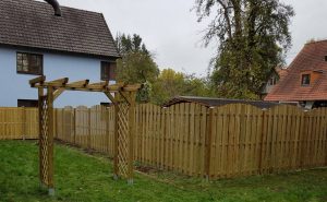 Zaunanlage aus stabilen Holzelementen