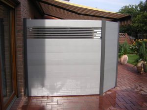 Moderner, pflegeleichter Sichtschutz aus Aluminium und Glas