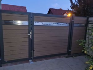 Zaun und Tür mit Edelstahl-Designornament
