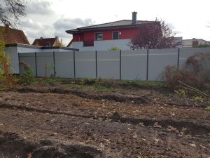 WPC-Zaun mit Edelstahl-Designleiste